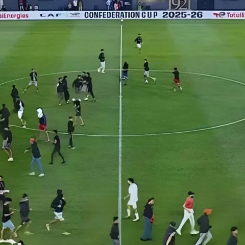 كأس الكاف.. شغب جماهيري يربك مباراة أولمبيك آسفي واتحاد العاصمة الجزائري