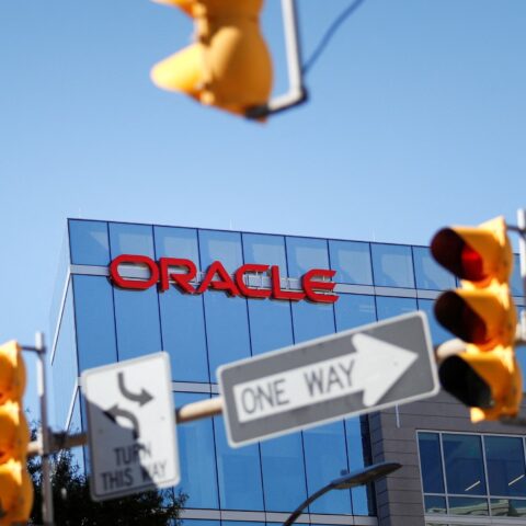 شركة “أوراكل” تقيل 30 ألف موظف بسبب الذكاء الاصطناعي