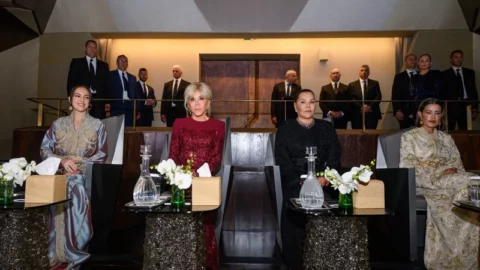 الأميرات للا خديجة وللا مريم وللا حسناء يحضرن رفقة بريجيت ماكرون العرض الافتتاحي للمسرح الملكي