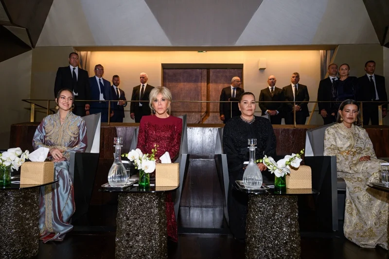 الأميرات للا خديجة وللا مريم وللا حسناء يحضرن رفقة بريجيت ماكرون العرض الافتتاحي للمسرح الملكي