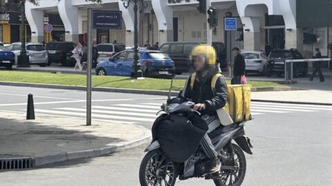بين طلبات ساخنة وواقع بارد.. عمال التوصيل يطاردون لقمة العيش بالرباط