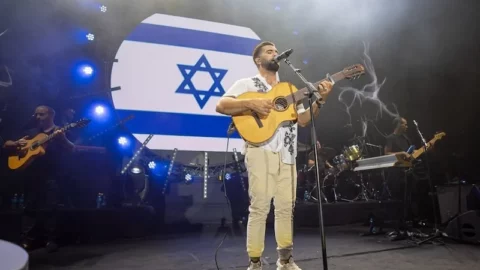 لاتهامه بـ”دعم الاحتلال الإسرائيلي”.. ضغوط شعبية لإلغاء حفل كينجي جيراك بالمغرب