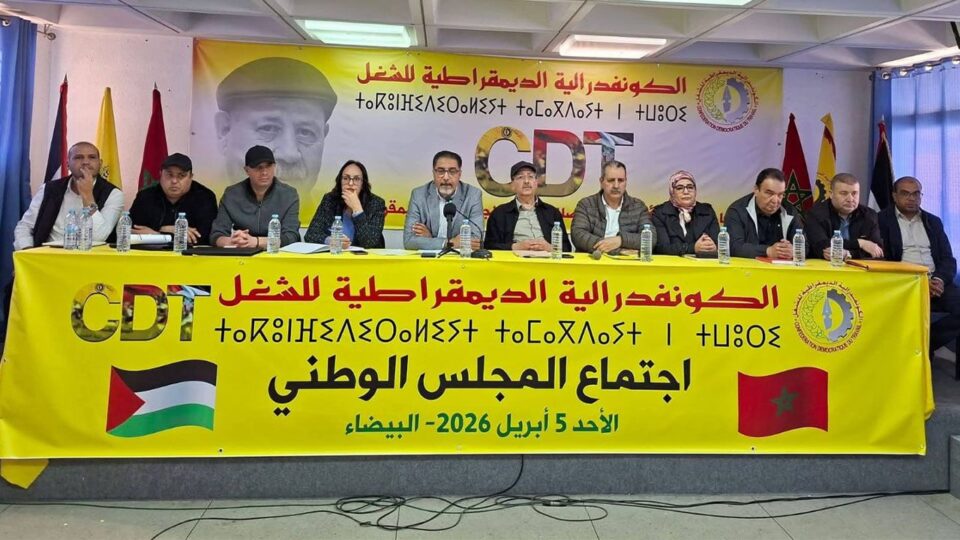 “كونفدرالية الشغل” تحتج على الحكومة بسبب عدم انتظام دورية الحوار الاجتماعي