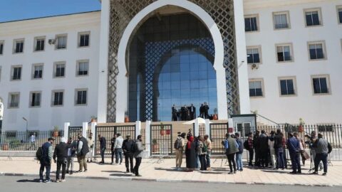 ملثمون يعتدون على محامٍ بمحيط محكمة تمارة ويصيبونه بجروح