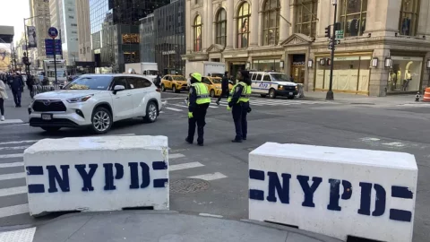 شرطة نيويورك تطلق النار على شخص بعد هجوم بالسكين في مترو الأنفاق