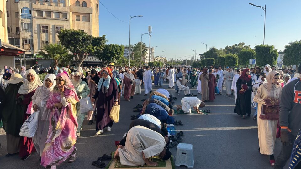 غياب مكبرات الصوت بمصلى عين السبع يربك المصلين ويغيب “روح التكبيرات” عن آلاف البيضاويين