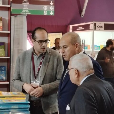في زيارته لمعرض الكتاب.. السفير أحمد عبد اللطيف يؤكد عمق العلاقات الثقافية بين مصر والمغرب