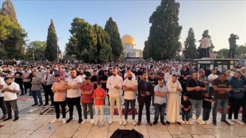 رغم قيود إسرائيل.. 140 ألف فلسطيني يقيمون صلاة العيد بالأقصى
