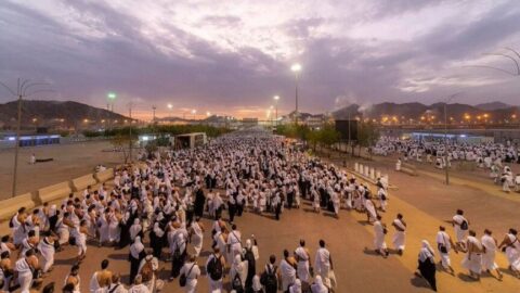 قلوب خاشعة وخطى مطمئنة.. ضيوف الرحمن يبدؤون النفرة من عرفات لمزدلفة