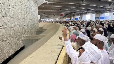 الحجاج يبدؤون رمي الجمرات وذبح الأضاحي في أول أيام العيد
