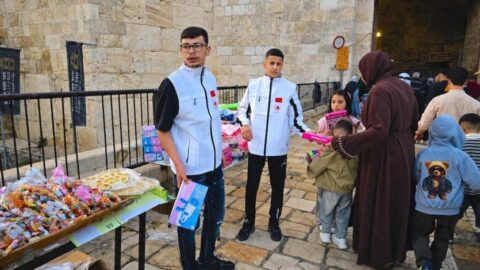 بمناسبة العيد.. وكالة بيت مال القدس الشريف توزع ألعابا وهدايا على الأطفال عند بوابات المسجد الأقصى