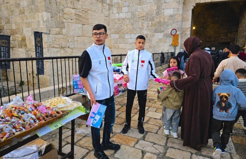 بمناسبة العيد.. وكالة بيت مال القدس الشريف توزع ألعابا وهدايا على الأطفال عند بوابات المسجد الأقصى