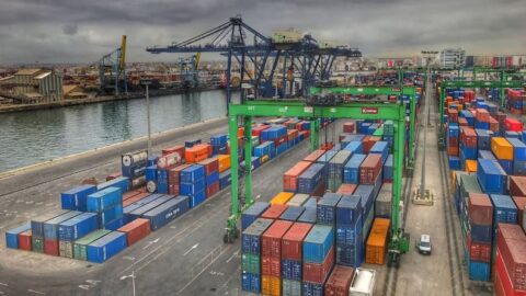 حشرات واكتظاظ.. نقابة النقل الطرقي تستنكر ظروف عمل السائقين المهنيين بميناء الدار البيضاء