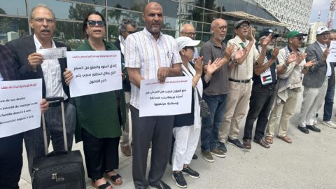 منع المعطي منجب من السفر إلى فرنسا ووقفة احتجاجية في المطار تضامنا معه