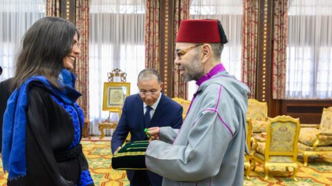 بعد تمكنها من تسلق “إيفيريست”.. الملك يستقبل المتسلقة صفنضلة ويوشحها بوسام المكافأة الوطنية