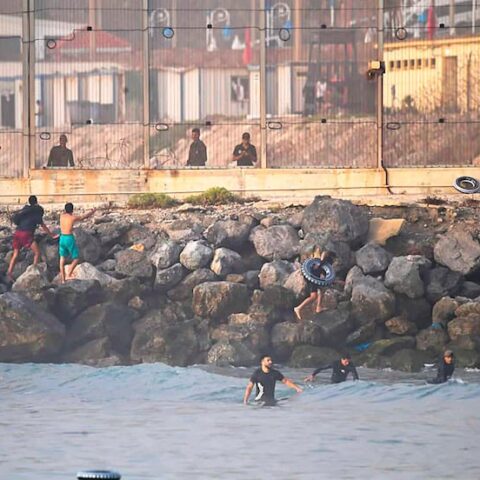 الحكومة الإسبانية تؤكد أن أكثر من 37500 مهاجر عادوا من سبتة المحتلة إلى المغرب