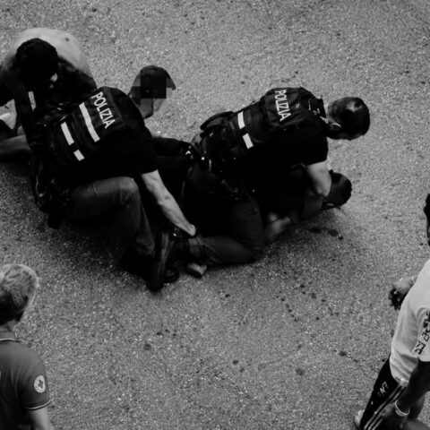 حقوقيون وسياسيون إيطاليون يشبهون مقتل عبد الرحيم فاكر بقضية جورج فلويد