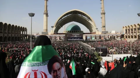 انطلاق مراسم شعبية لتشييع علي خامنئي في طهران