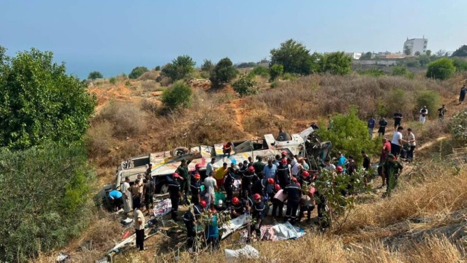 20 قتيلا على الأقل في انقلاب حافلة لنقل المسافرين بالجزائر