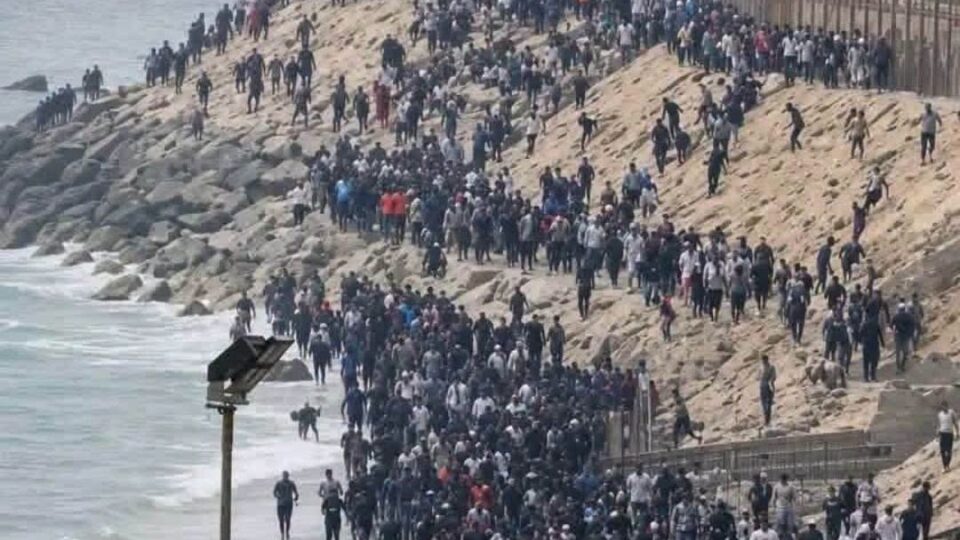 مع تراجع المراقبة.. حشود من المهاجرين المغاربة تعبر إلى سبتة المحتلة