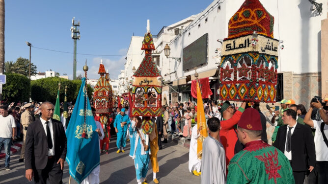 فرحاً بمولد رسول الله.. مواكب شموع حاشدة تحتفي بالمناسبة في مدن المغرب