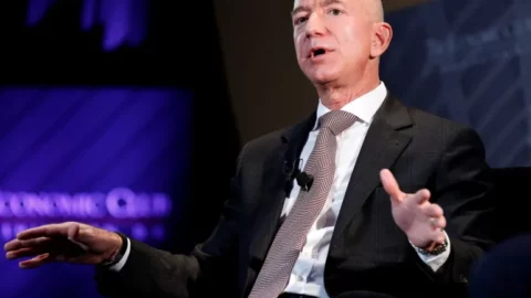 جيف بيزوس يصبح مساهما بحصة أقلية في ليفربول