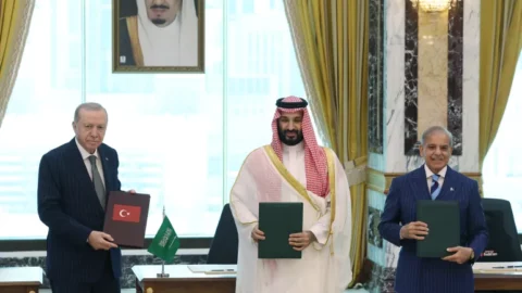 توقيع اتفاقية دفاع مشترك بين السعودية وباكستان وتركيا