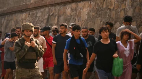 القاصرون في سبتة.. لماذا يصر المغرب على إعادتهم وما الذي يمنع إسبانيا؟