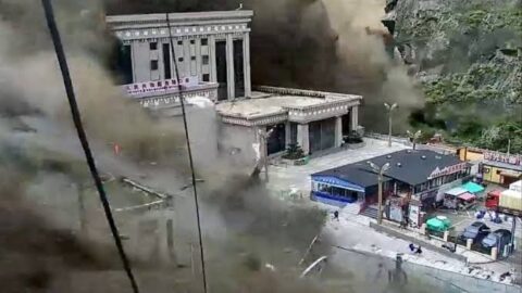 160 قتيلا ومئات المفقودين جراء فيضانات على الحدود بين النيبال وإقليم التيبت