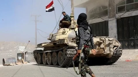 الجيش اليمني يعلن تنفيذ عمليات عسكرية ضد الحوثيين بعدة محاور