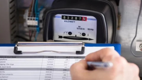 البام يتعهد بمجانية فواتير الكهرباء التي تقل عن 100 درهم شهريا