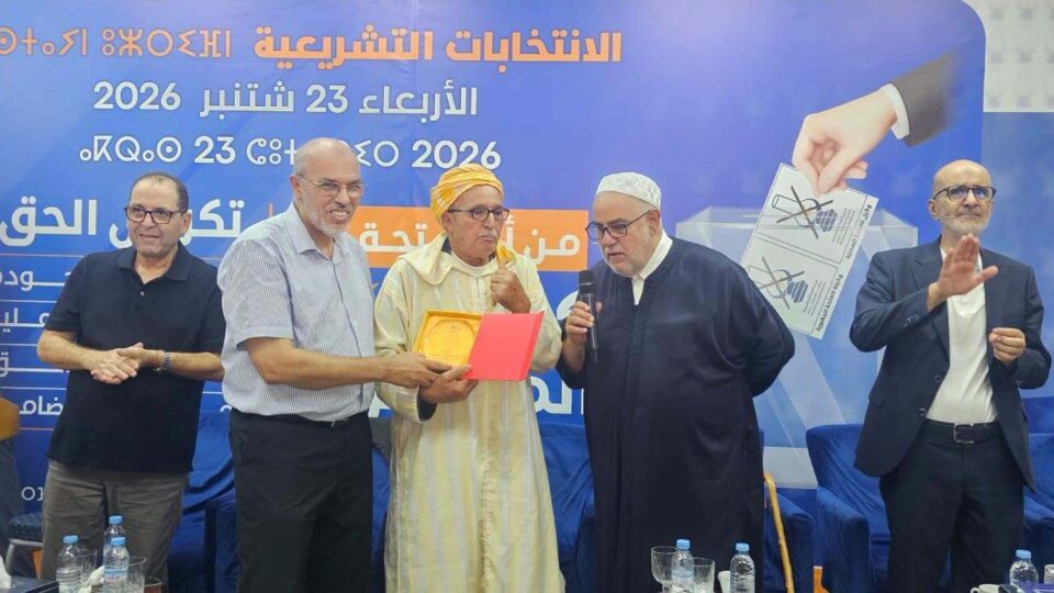 بعدما جاب الأسواق داعيا للتصويت له.. العدالة والتنمية يكرّم صاحب عبارة “لامبة لامبة”