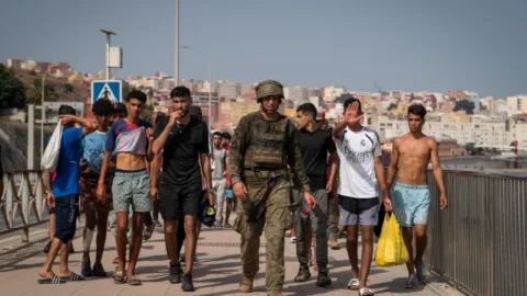 إسبانيا تعيد 21 مهاجرا ألقو الحجارة على الأمن الإسباني في سبتة