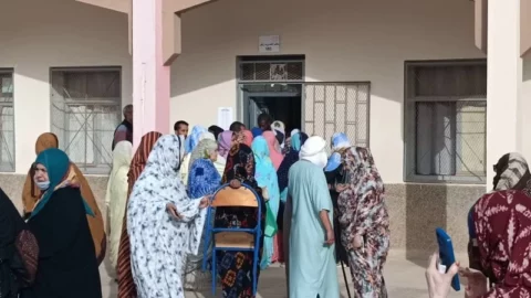 العيون.. اتهامات بـ”خروقات” وطرد مراقب وفوضى ترافق سير الانتخابات التشريعية