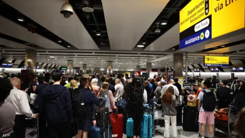 إلغاء نحو 1100 رحلة جوية بالمطارات البريطانية بسبب عطل تقني