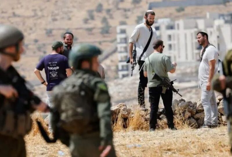 مستوطنون يعتدون على دبلوماسيين أوروبيين بالضفة الغربية