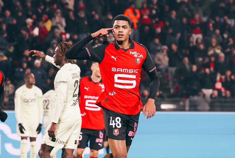 الدوري الفرنسي.. الدولي المغربي آيت بودلال يمدد عقده مع رين