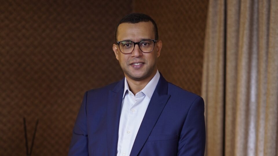 “الاستوزار المزروب كلو عيوب”