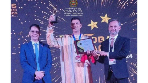 أستاذ مغربي يتوج بجائزة إفريقية