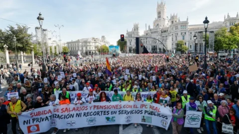آلاف الإسبانيين يتظاهرون في مدريد دفاعا عن نظام المعاشات التقاعدية