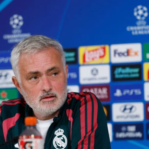 “لا أحد فوق المساءلة”.. مورينيو يحذر لاعبي ريال مدريد